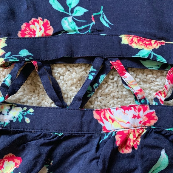 PACSUN Floral Cutout Tank top✂️ - Picture 2 of 2